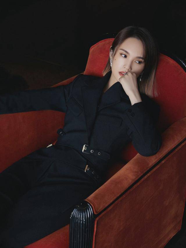 套装 杨丞琳个矮却会穿，西服套装故意露一截腰，利落干练还显高