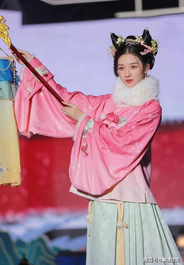 凤凰仙她们不像是来走秀，倒像是天上仙女来“赴宴”的！