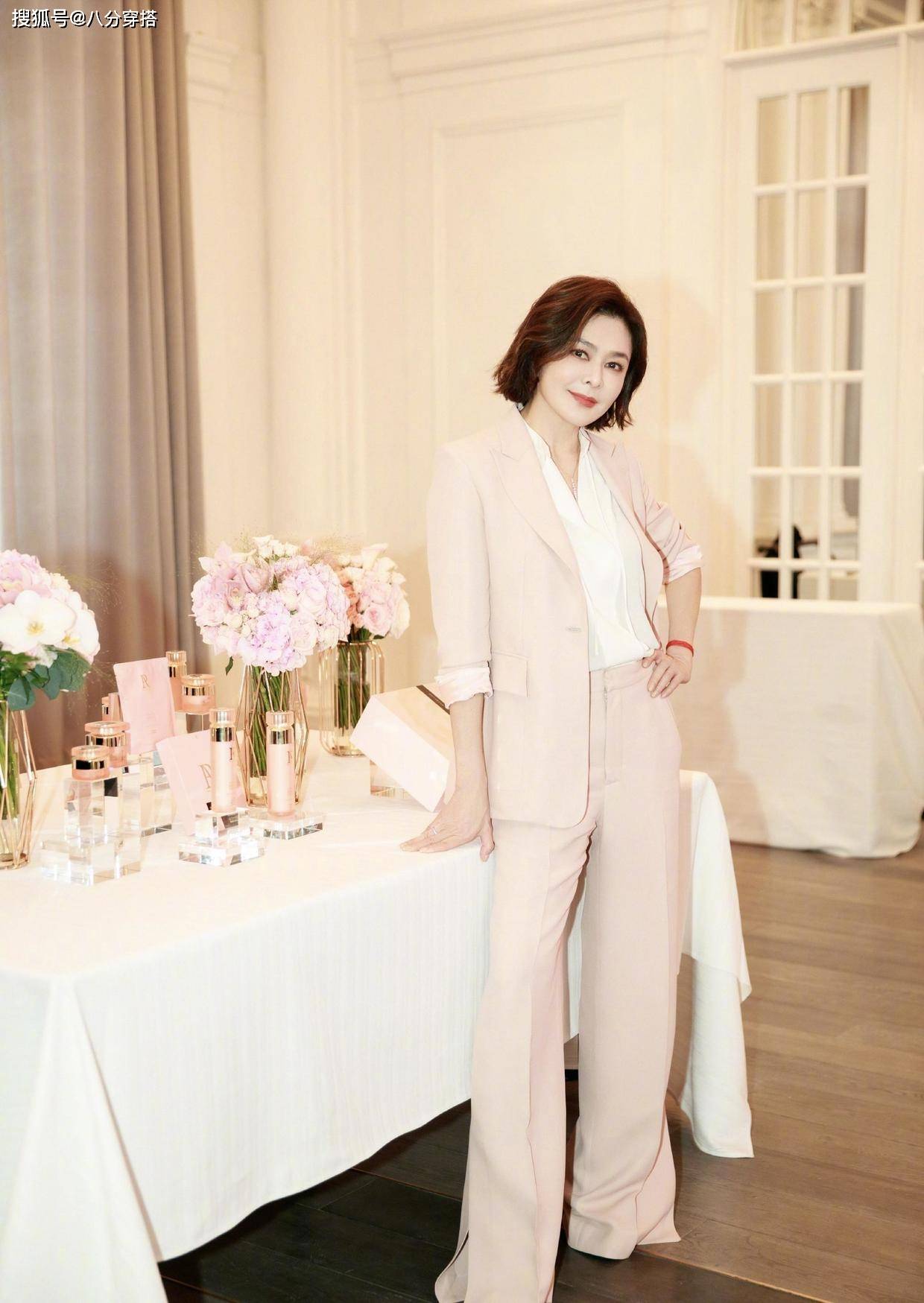 黑色 粉白配太温柔,关之琳粉色套装配白衬衫干练又知性,温柔又减龄