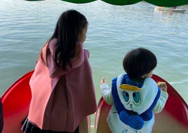 饰品 章子怡一家出游不带大女儿，儿子打扮比姐姐还娇俏，她瘦太狠显老