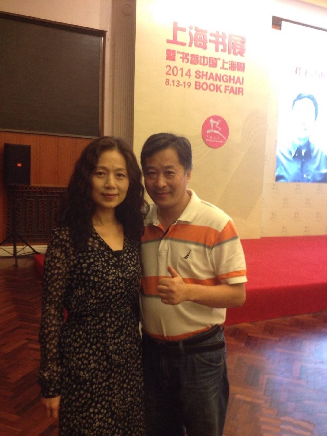 面料 奔六的马兰依然很美，黑色系穿搭高雅贵气，和余秋雨甜蜜如新婚