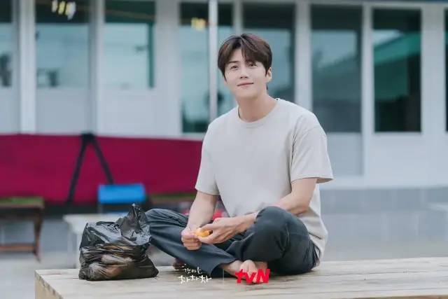 尹惠珍|豆瓣9.0，高质量男性的社交牛逼症，男的女的都不放过