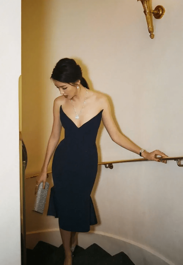 张梓琳 “世界小姐”张梓琳,穿黑色连衣裙时髦精致,曲线身材更惊艳