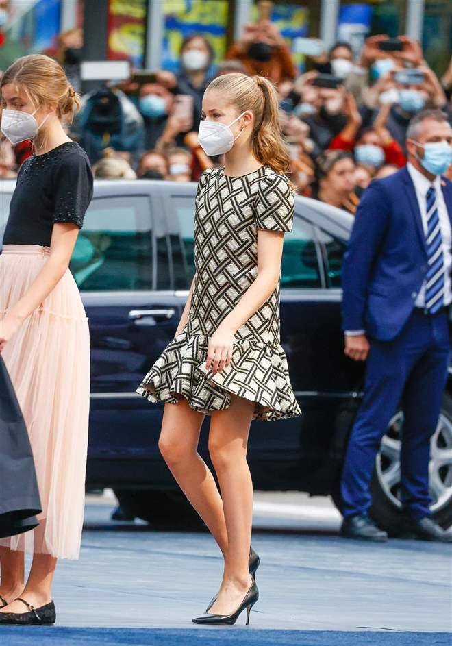 公主 莱昂诺尔公主与妹妹同穿裙子，赢在了裙短显活力，索妹打扮的显胖