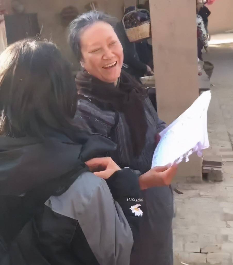样子王丽云穿花棉袄录节目，一身老人打扮，这才是66岁真实样子！