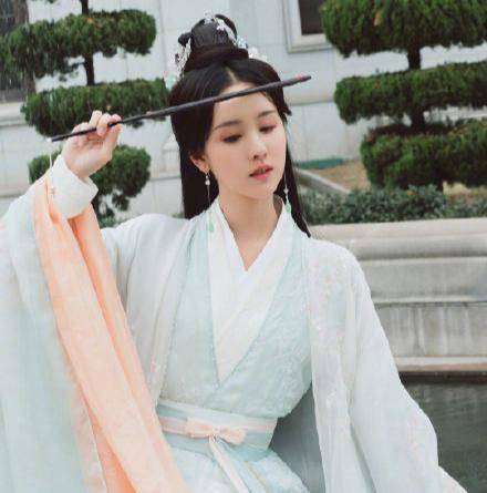 长发|原以为陈都灵很美了，看到罗云熙造型，才知道长月无烬选角不简单