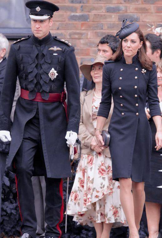 曲线 凯特冬季穿大衣还要光腿，气质复古优雅，生完娃也不怕冻