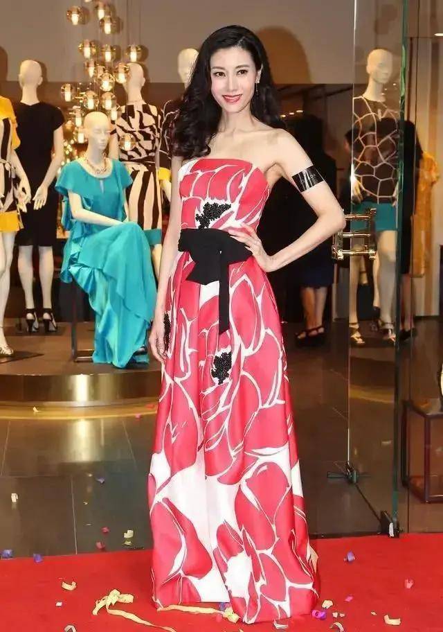 范更 李嘉欣真有阔太范，印花裙也能穿出高级感，波浪卷发更迷人