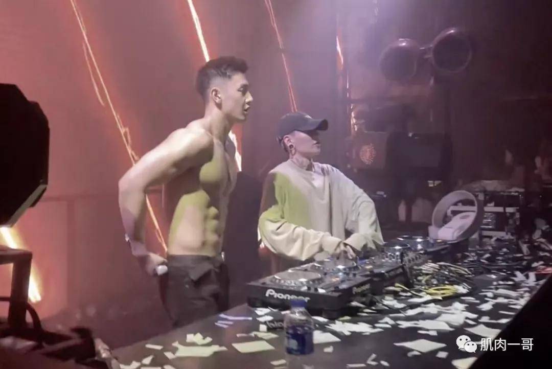 健身|194cm夜店猛男脱衣秀肉引发尖叫，这肉体谁顶得住啊