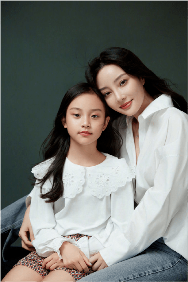 原创9岁甜馨彻底华丽大变穿吊带裙惊艳美成女星化精致妆容美到爆