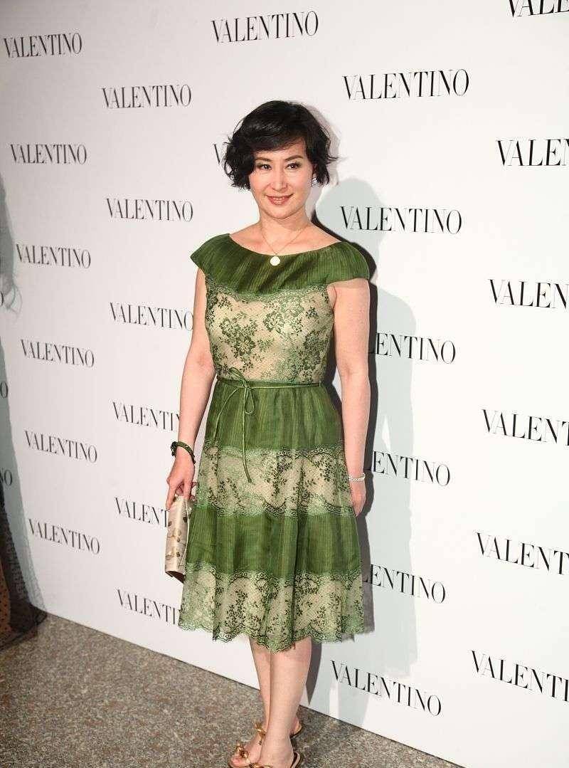 颜色 何超琼真有豪门气度，穿花花绿绿的薄纱黑裙，皱纹里藏着优雅自信