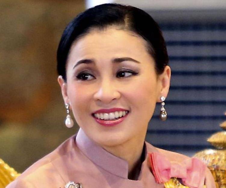 拉隆|诗妮娜成后宫黑马，击败苏提达坐上头把交椅，封后只差泰王一句话