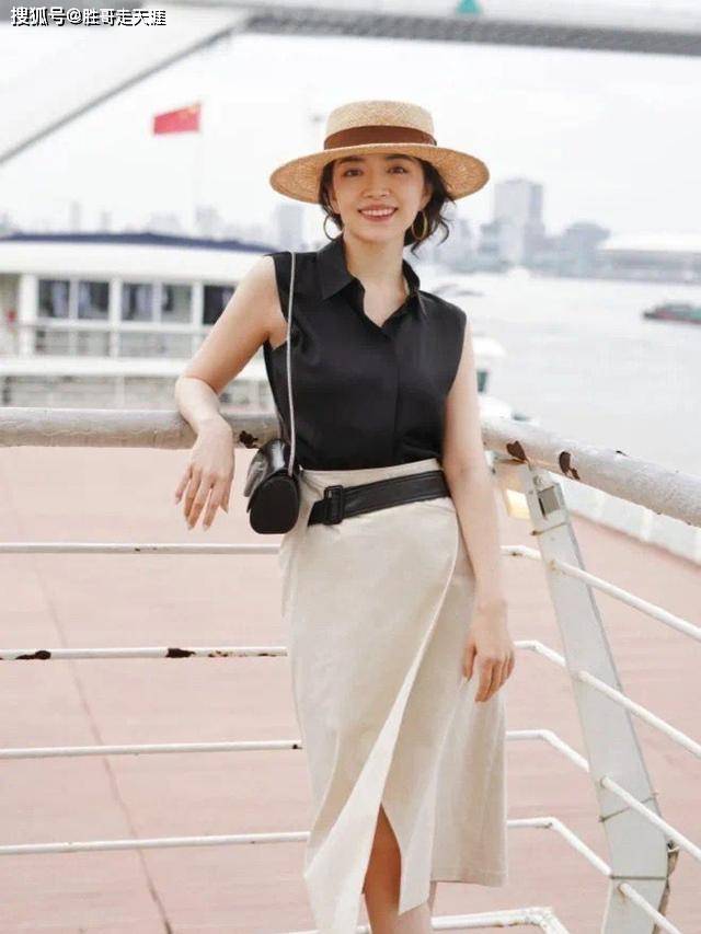 设计 真聪明的女人，穿半身裙不会配T恤，百搭又时髦的背心才是正解