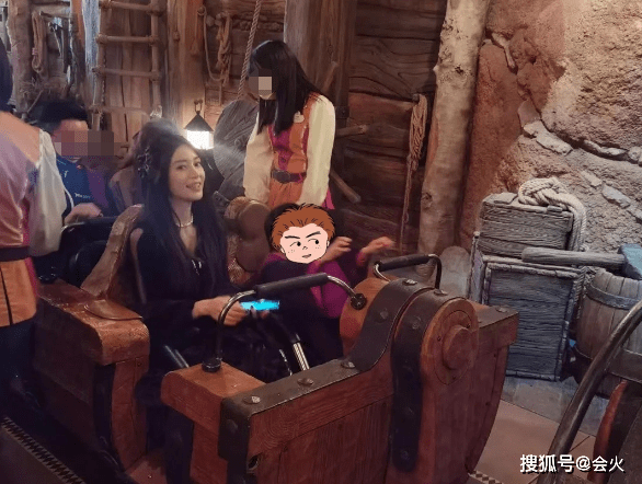 网友Baby带儿子去游乐园被拍！穿黑丝涂红唇打扮隆重，儿子侧脸像爸爸