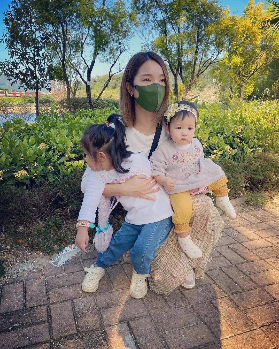 设计 李亚男带女儿出游，穿白衫配半裙母爱满满，俩闺女都是王祖蓝翻版