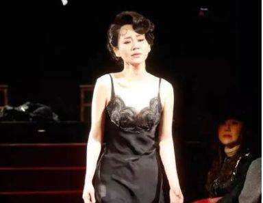 品牌 许晴身材太让人惊艳！穿紧身裙水蛇腰瞩目，生图白到发光妩媚撩人