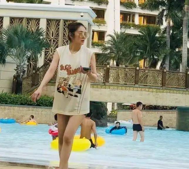 富豪 安以轩被养成胖阔太！穿T恤藏不住壮硕范，富豪老公却帅成小鲜肉