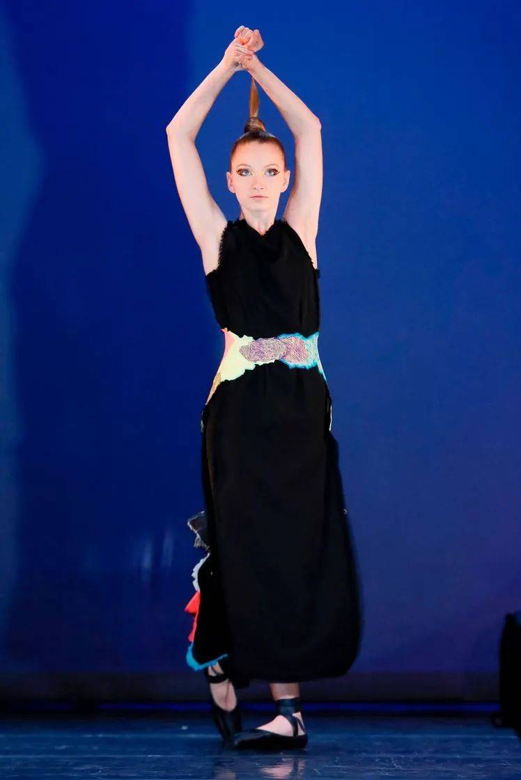 戏剧性 如此戏剧性的舞台表演,原来都是时装秀!