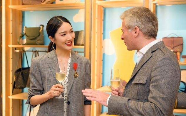 白卫衣 王祖蓝娇妻带女儿遛弯,父女仨一个样太喜感,她留长发太温柔了