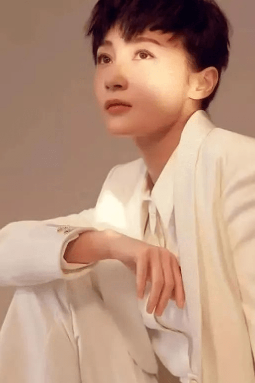 整体 实不相瞒：37岁姚笛这次拼了？剪短发撞款马伊琍，差六岁两人