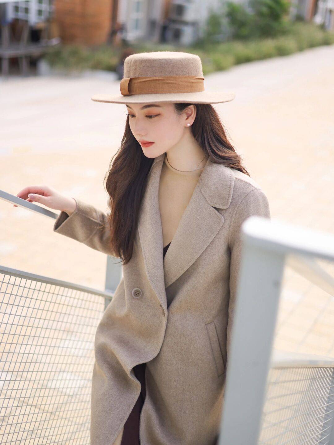 下半身 秋冬季的大衣搭配技巧，内搭黑色针织衫和白色牛仔裤，高级又时髦