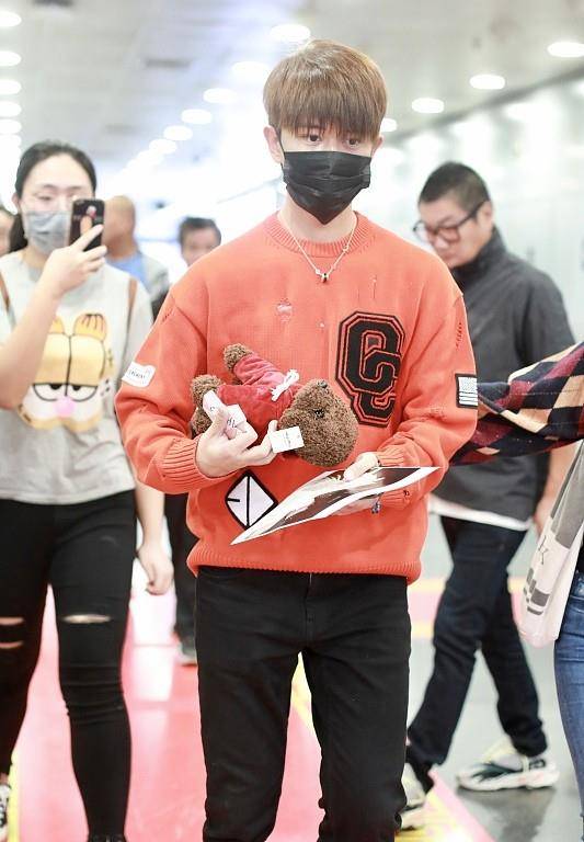 设计 “帅气奶爸”任嘉伦戴眼镜显儒雅，“反穿毛衣”挺有型，魅力尽显