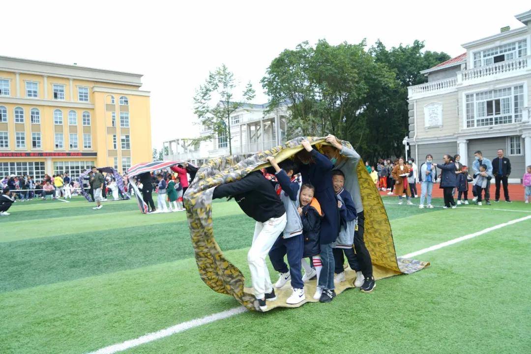 五人六足 迎面接力旋转龙卷风 跳长绳 拔河中学部的趣味运动会情同