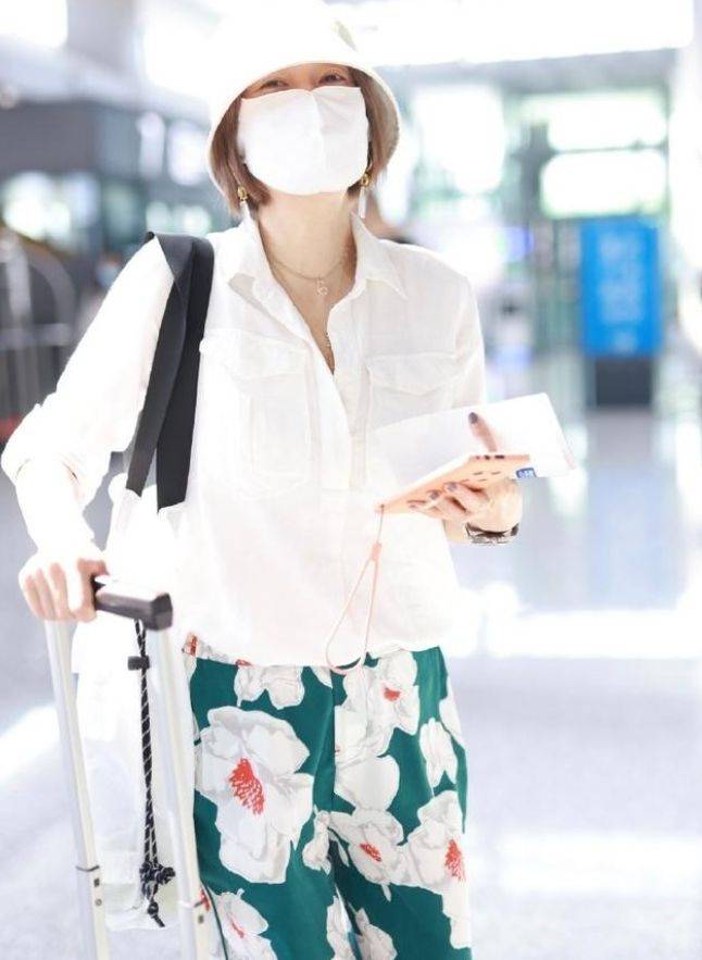 马伊琍 马伊琍气质真不错，能把“大妈睡裤”穿出高级感，看着还挺时髦