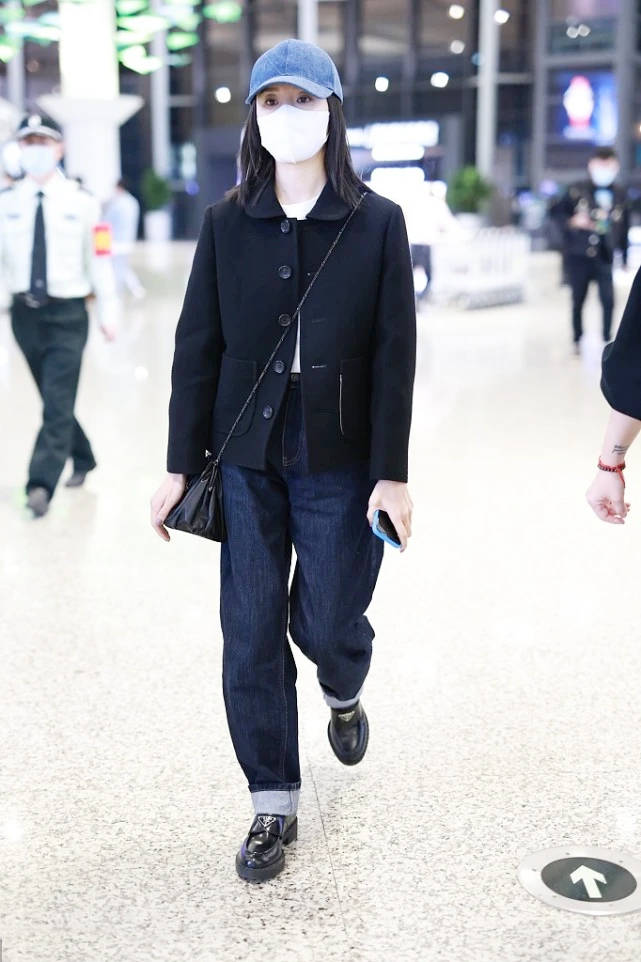 漆皮 董洁的衣品真好，短外套+牛仔裤精致时髦，秋季可以试试这样穿