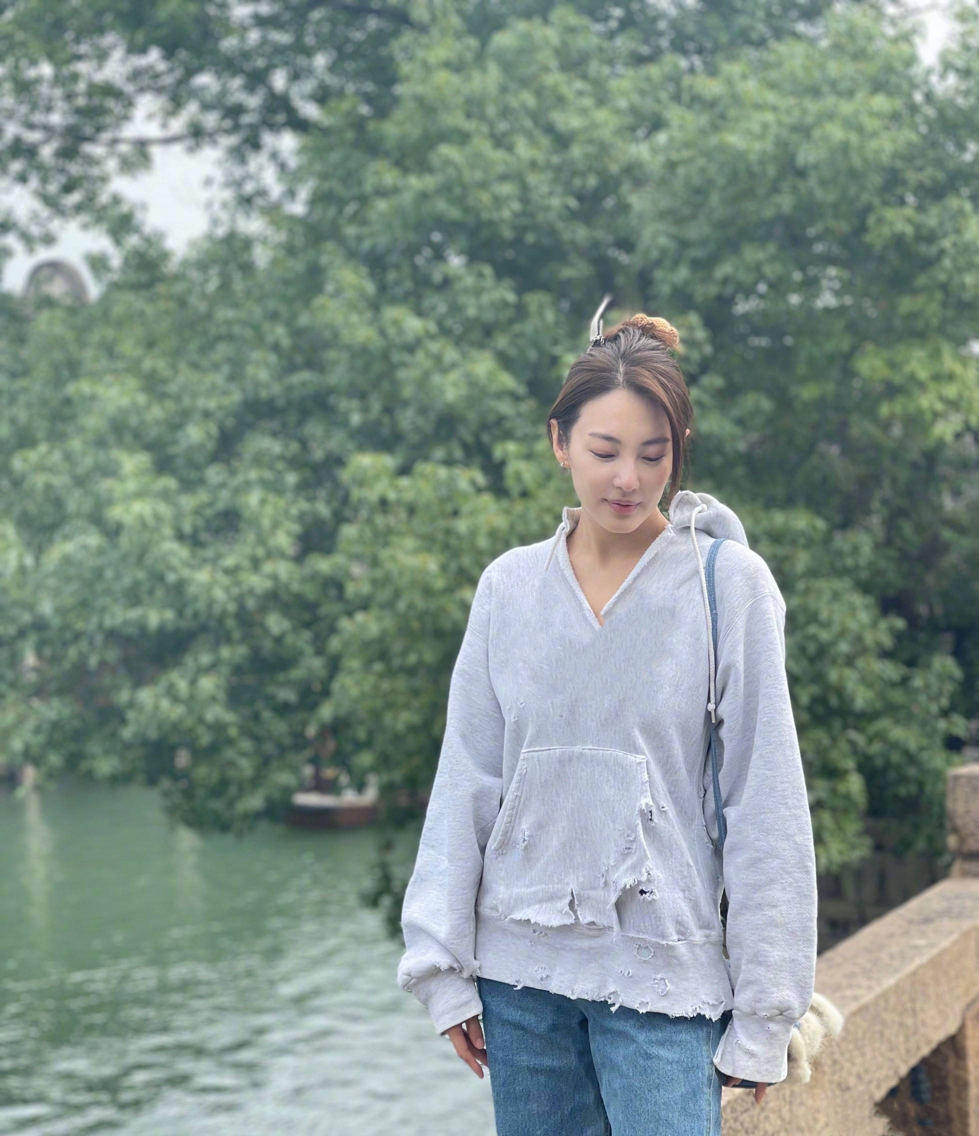 设计 真不愧是人间尤物，风格大变的张雨绮，休闲装穿出霸道女总裁