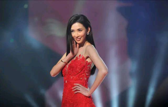 气色 林志玲魅力不减，穿一袭红色薄纱连衣裙高级减龄，气色超好！