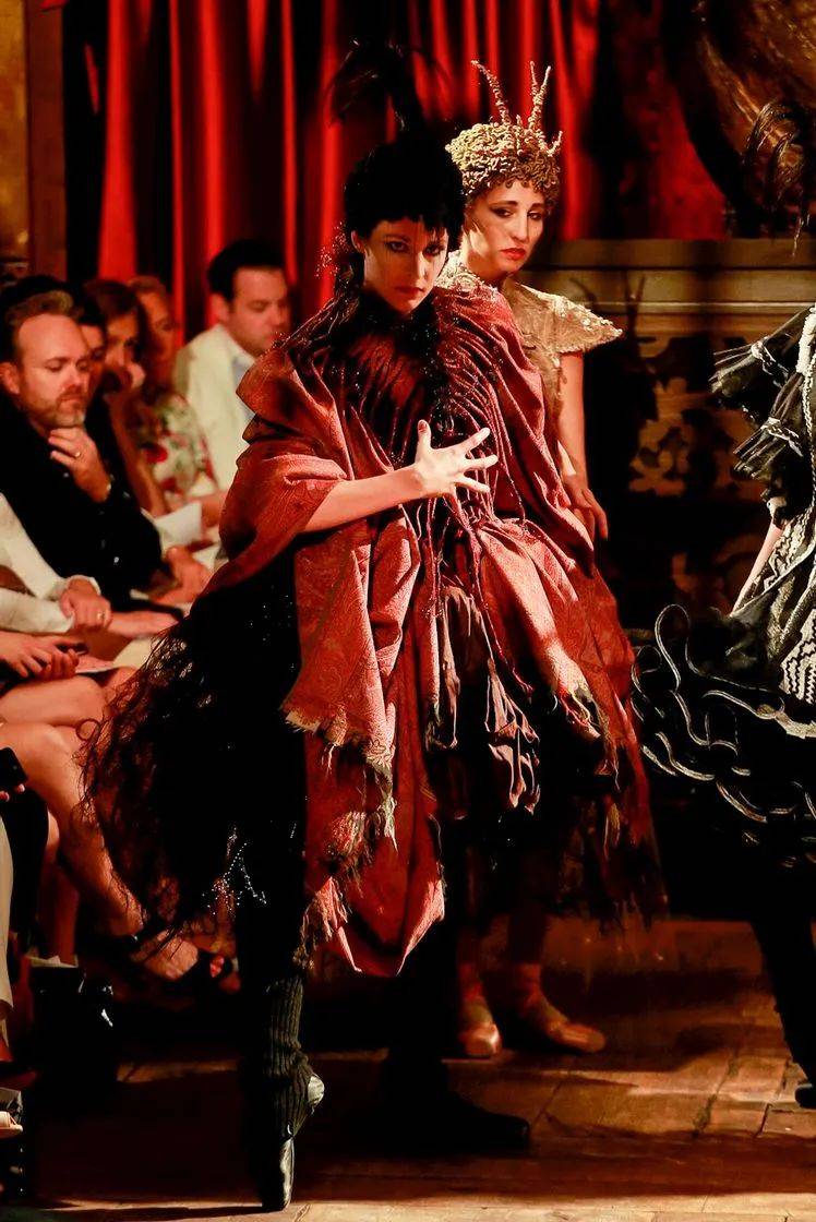 戏剧性 如此戏剧性的舞台表演,原来都是时装秀!