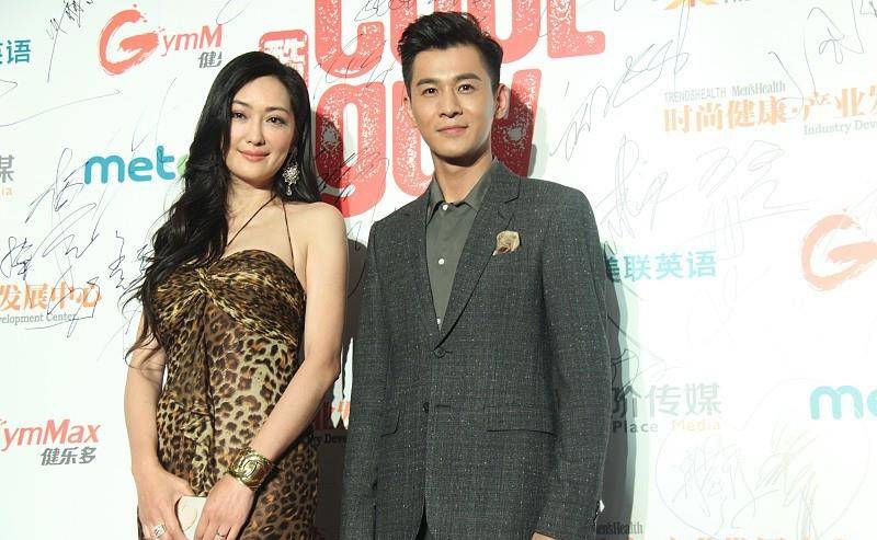 设计 孟广美虽然年纪不小了，但气场还是这么的高级，穿吊带裙身材不错