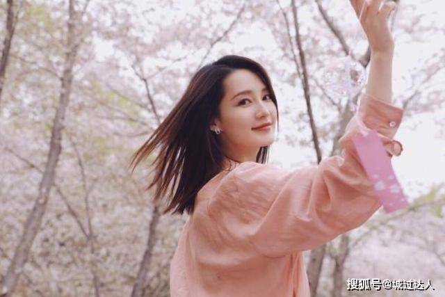 身材 李沁的衬衫造型美出圈！原来简约风穿搭，才是年轻女人的首选