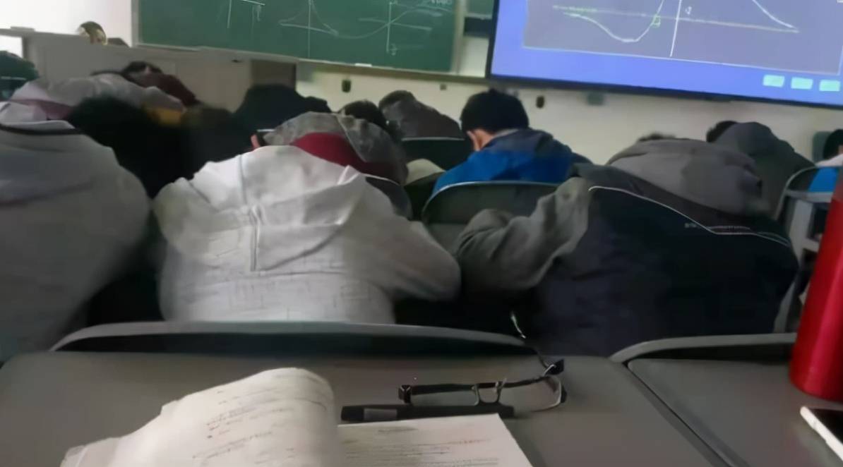 职高学生上课睡到一片,网友:被分流是注定的,不值得同情!