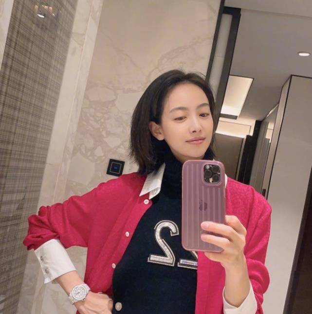 黑色 宋茜出道12周年，穿红黑撞色晒美照，明艳帅气太吸睛