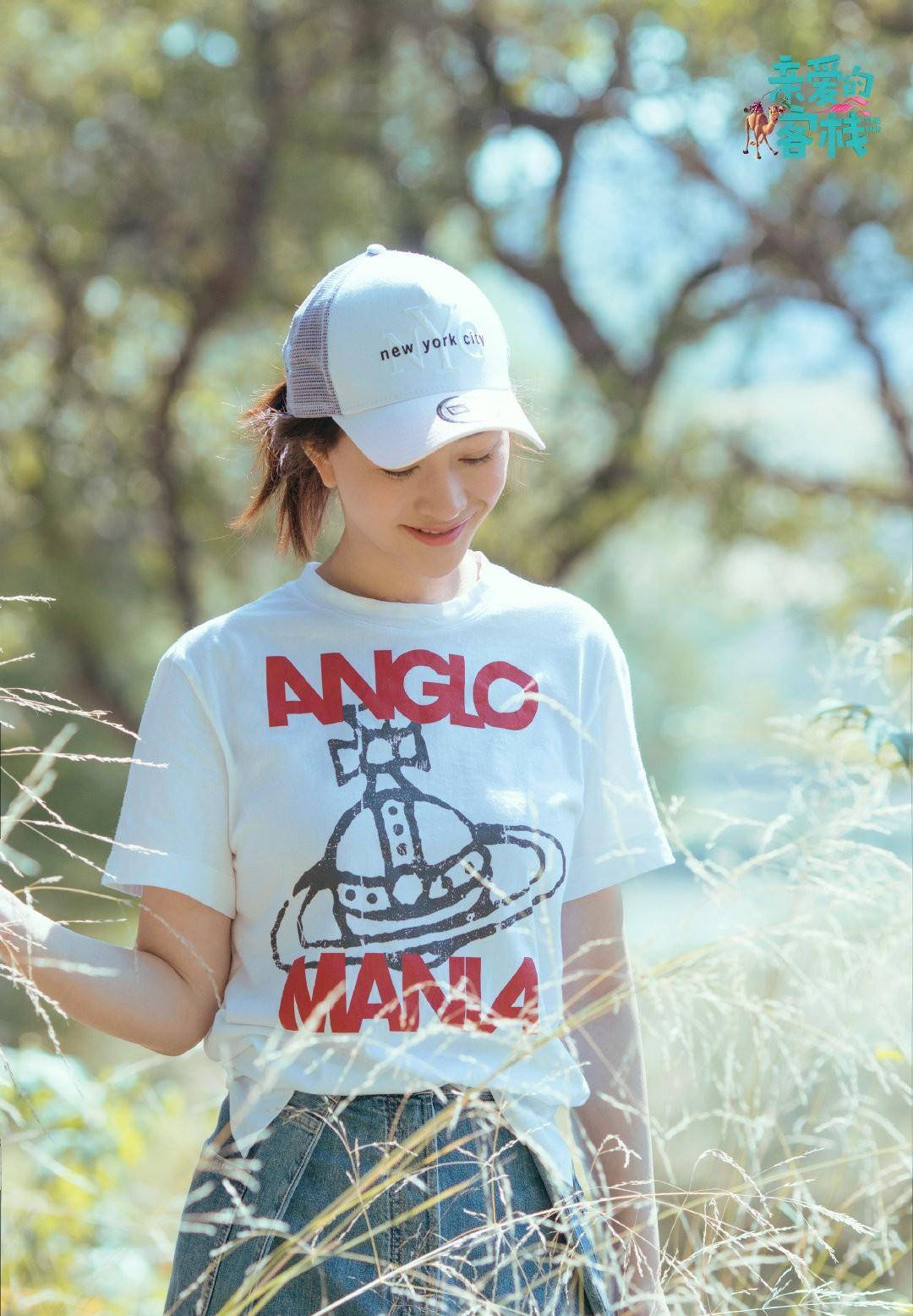 服装 林心如的气质很独特,和李小冉一样,穿简单的短袖,肤色显黑好帅