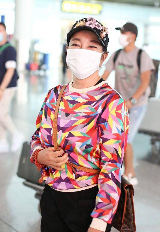 图案 刘晓庆虽然上了年纪，但心态很年轻，穿彩色上衣很时髦