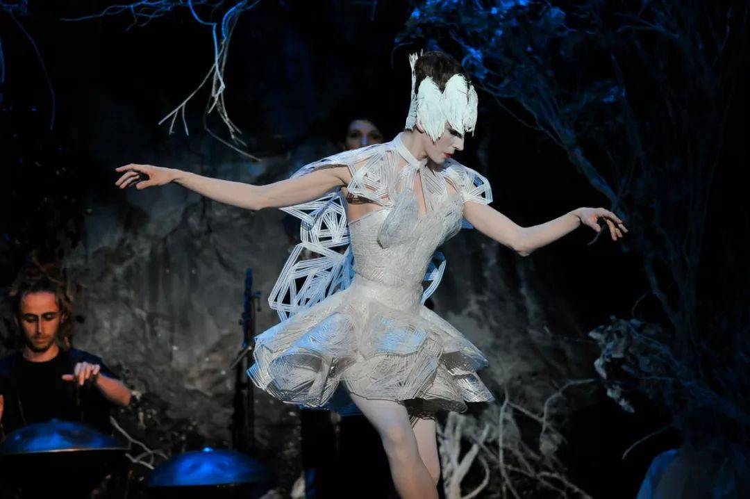 戏剧性 如此戏剧性的舞台表演，原来都是时装秀！