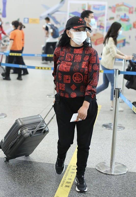 图案 刘晓庆虽然上了年纪，但心态很年轻，穿彩色上衣很时髦