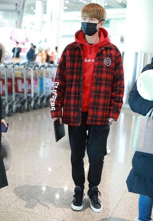 设计 “帅气奶爸”任嘉伦戴眼镜显儒雅，“反穿毛衣”挺有型，魅力尽显