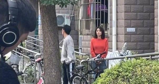 高圆圆高圆圆穿红毛衣录节目，跟谢霆锋都是高颜值，不修图都这么漂亮！
