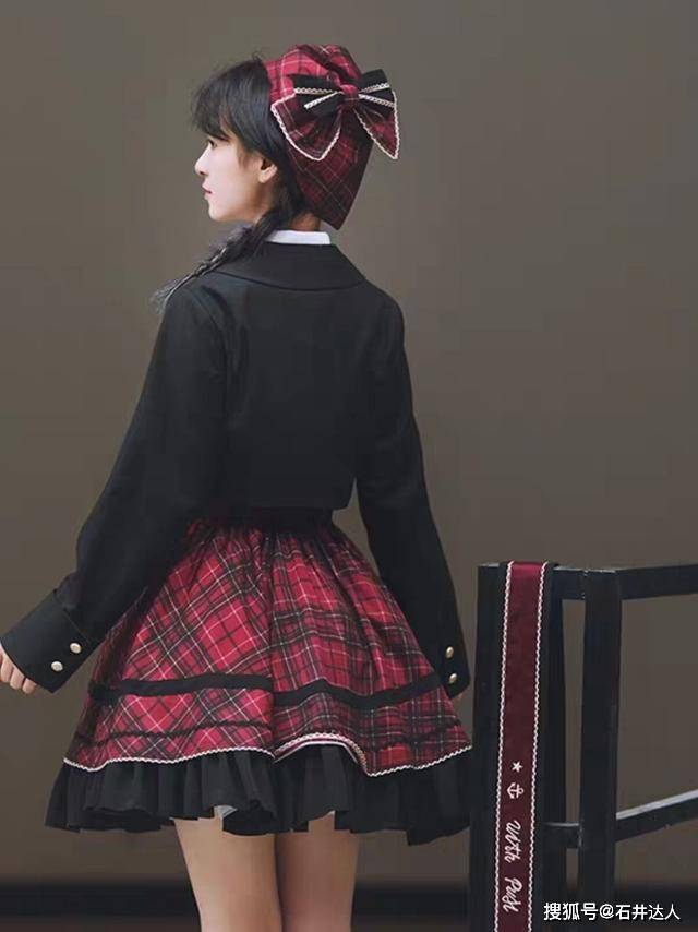 进行 有一种搭配叫“洛丽塔+缎带”，远看像服务员，近看却显贵气