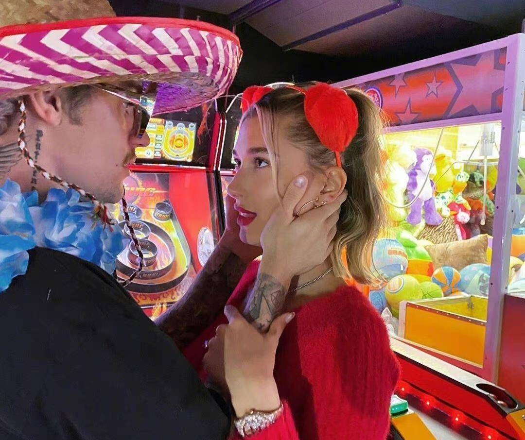 服装 超模肯豆现身NBA现场看比赛，海莉夫妇温馨同框，穿搭休闲时尚