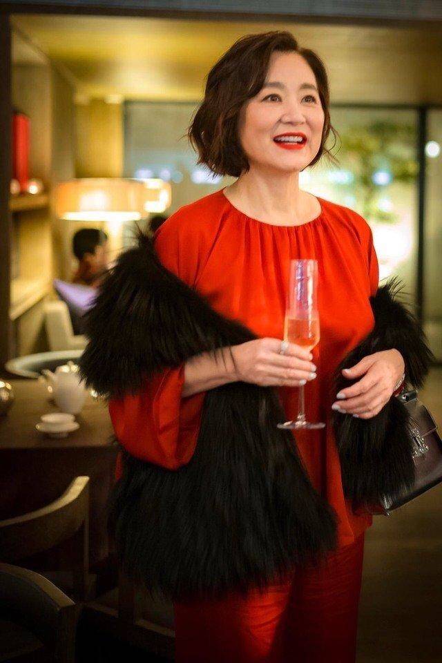 亮点 66岁林青霞美翻了,红套装配黑皮草优雅贵气,真是美了大半辈子