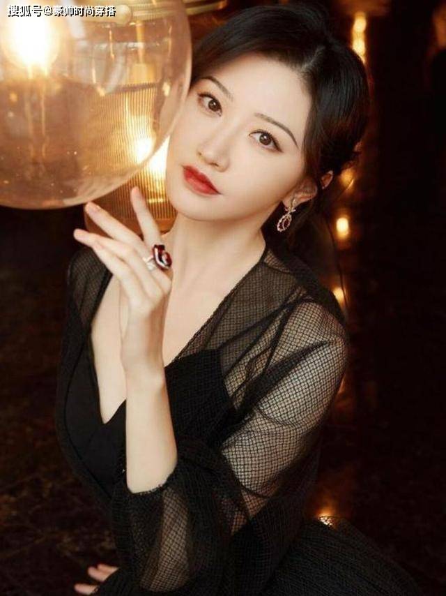 景甜 景甜气质真“高贵”，穿一身黑色礼服裙出镜，优雅时髦太吸睛