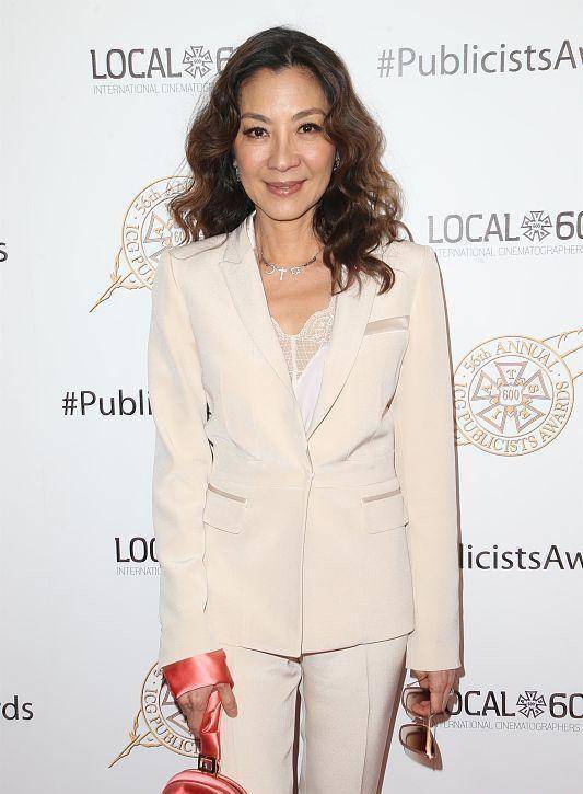 颜色 杨紫琼还是那么的美，看生图虽然有年纪感，但穿白西装挺帅的