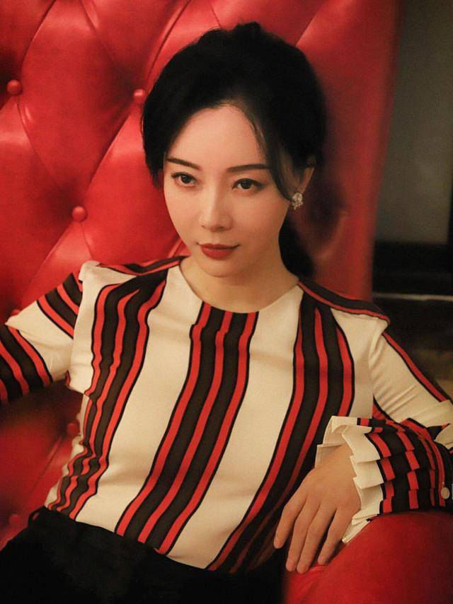 条纹 真正见过世面的女人,穿条纹衫很少配裙子,瞧瞧陈数就知道