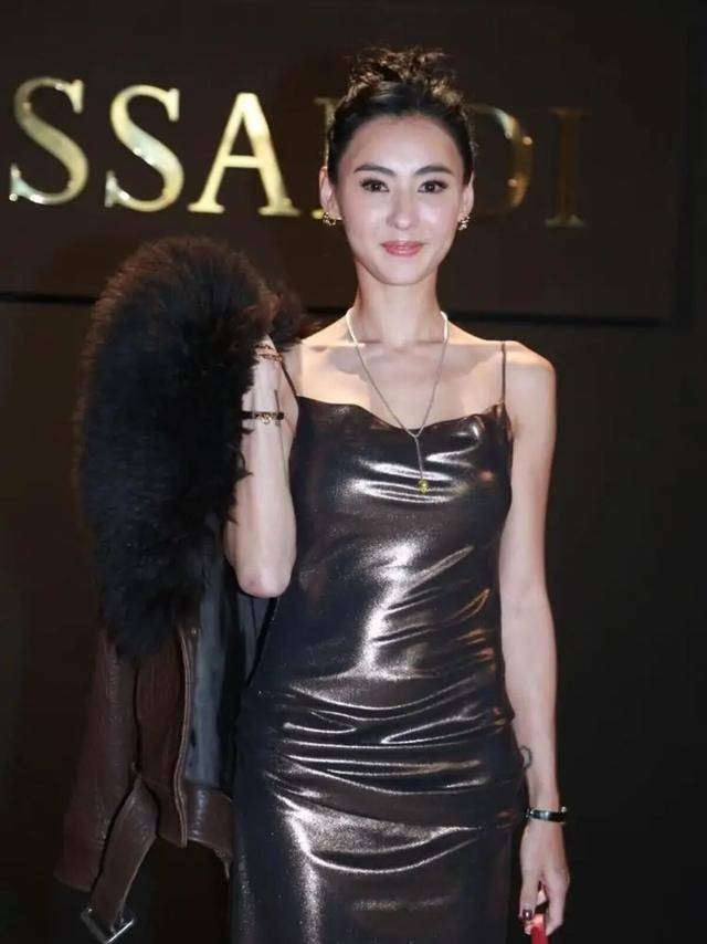 高跟鞋 张柏芝的身材太“保鲜”，40岁仍有傲人比例，穿皮裙好抢眼