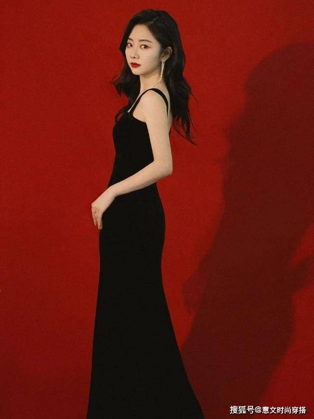 颜色 谭松韵气质是真好，虽然身上裙子设计简单，但始终带着高贵感